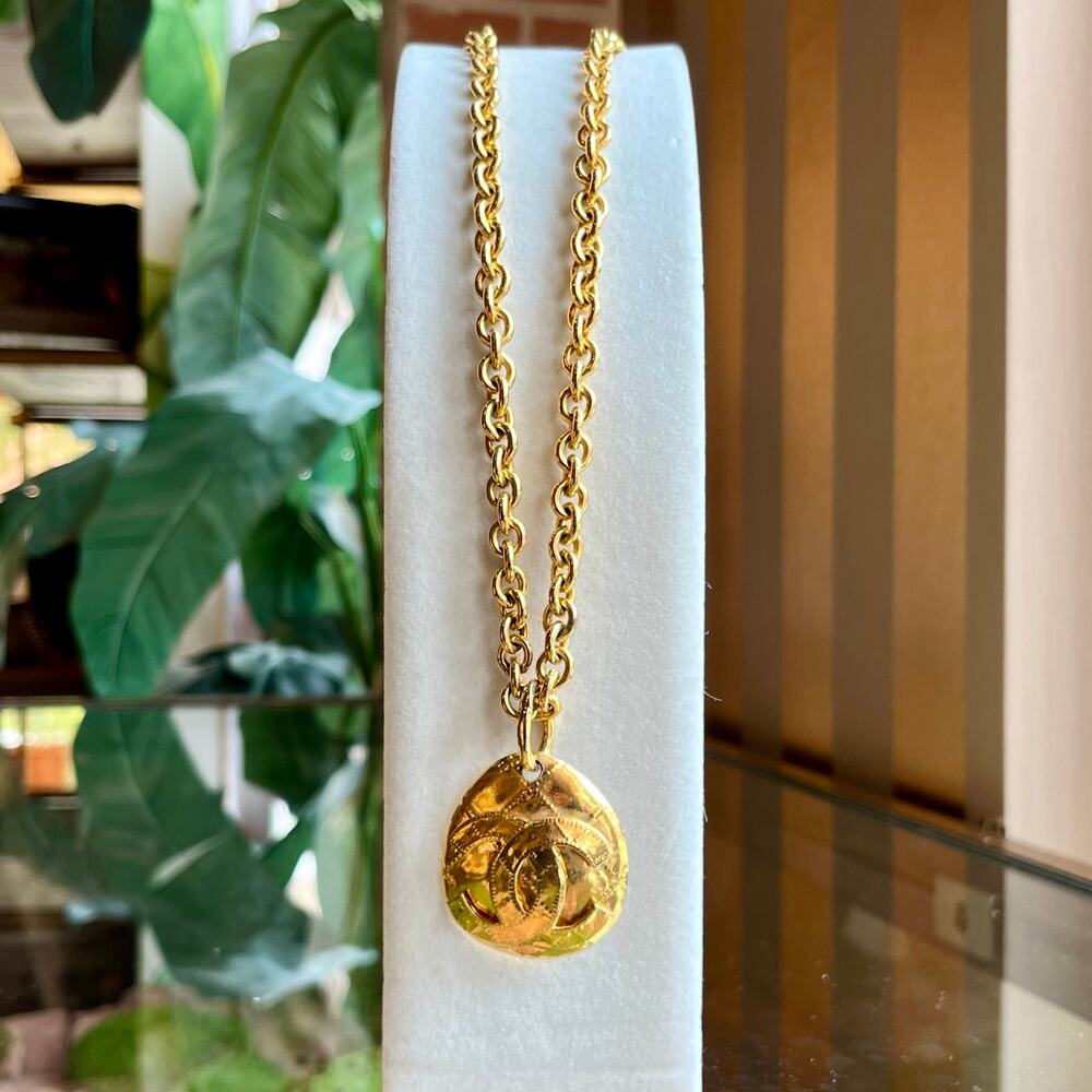 CHANEL Vintage 1994 CC Quilted Teardrop Pendant Gold-Tone Brass Necklace